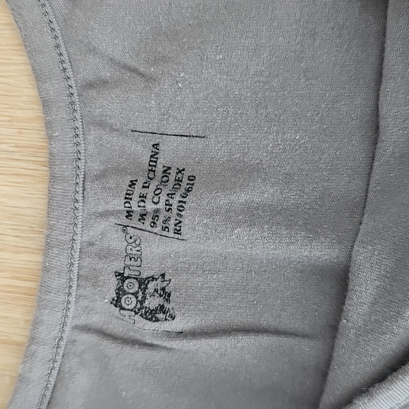 Hooters "Lethal Beauty" Tank Top - Picture 3 of 4